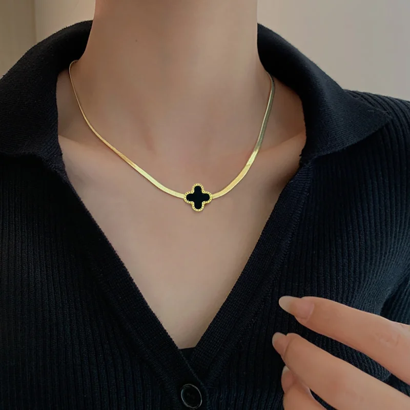 clower1 Gold clover pendant necklace in premium stainless steel for daily wear