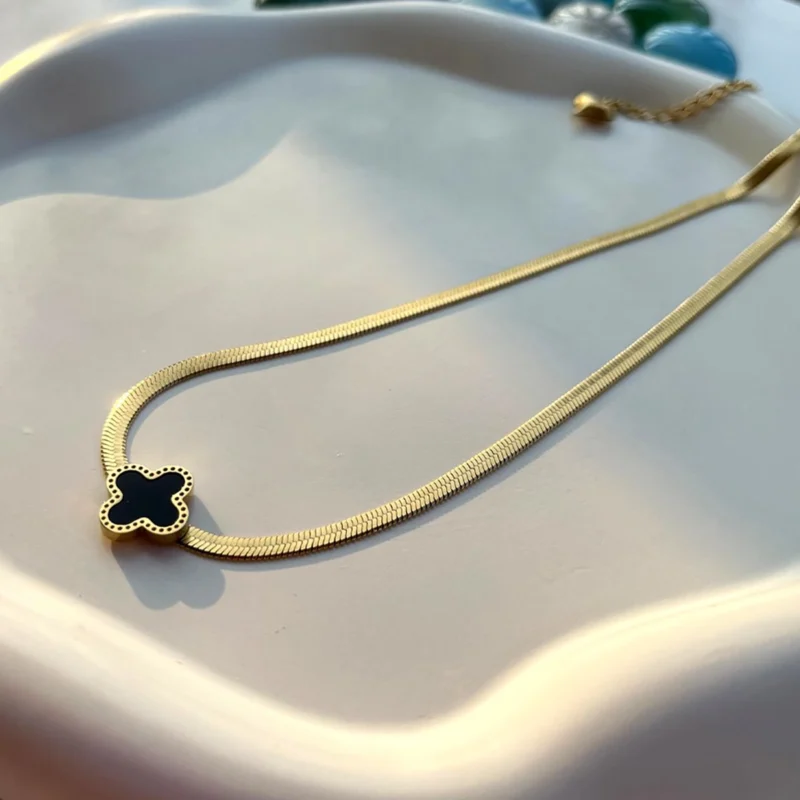 clower2 Gold clover pendant necklace in premium stainless steel for daily wear