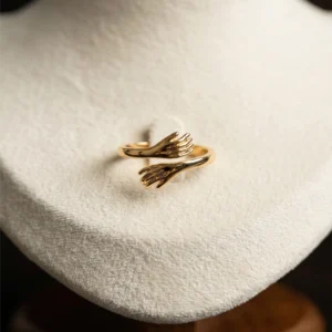 Amora Hugging Hands Ring